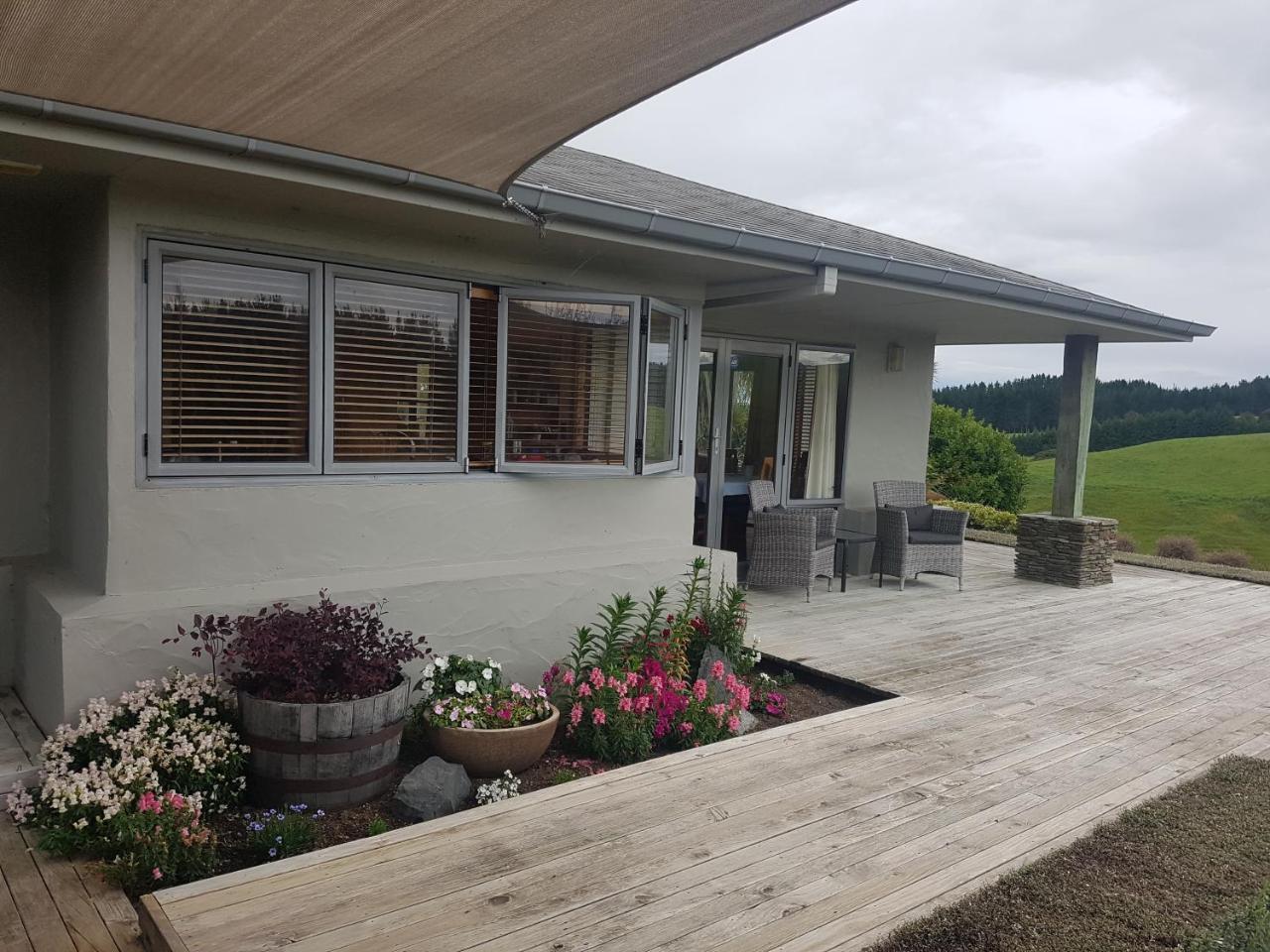 Above The River Karapiro Bed & Breakfast Eksteriør bilde
